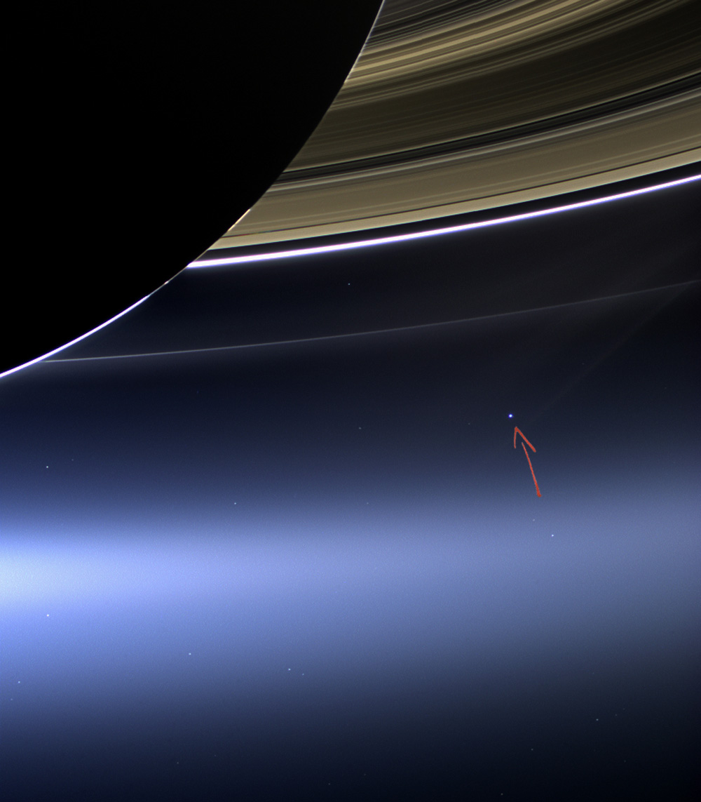 Cassini_s_Pale_Blue_Dot_fleche1.jpg
